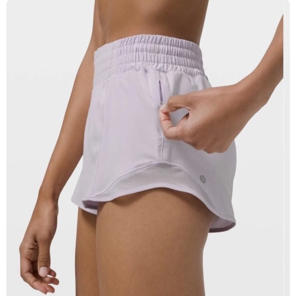 LULULEMON- Hotty Hot Low-Rise Lined Short 2.5" - Picture 2 of 6